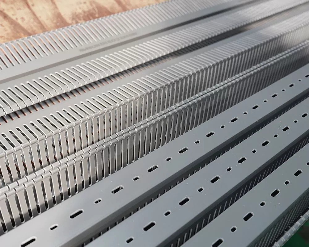 Mekkora a PVC égésgátló kábeltálca hőmérsékletállósági tartománya az elosztószekrényben?